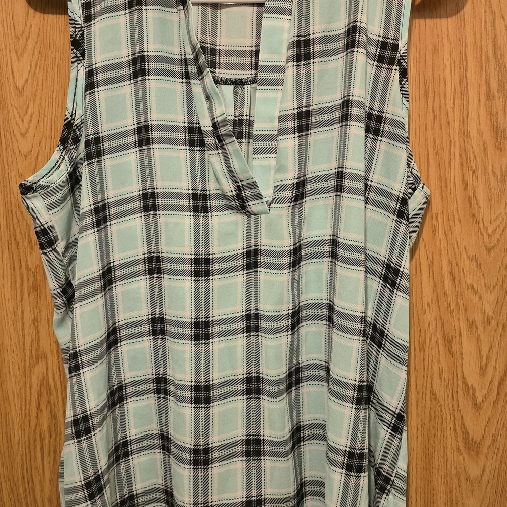 Discreet White Sleeveless Blouse with Mandarin Collar